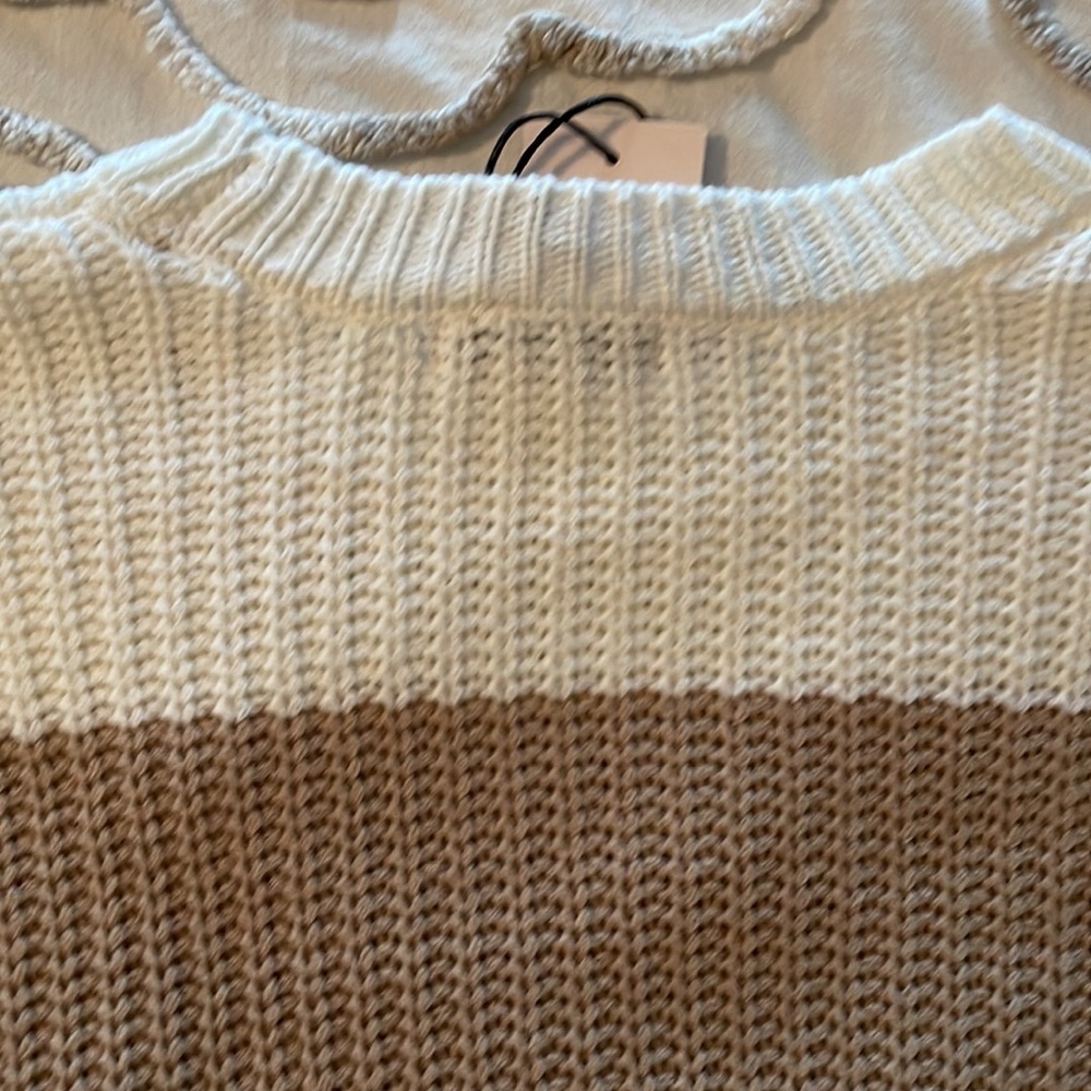NWT- Sincerely Jules - Beautiful Crop Sweater in Neutral long sleeves size M - Picture 12 of 12